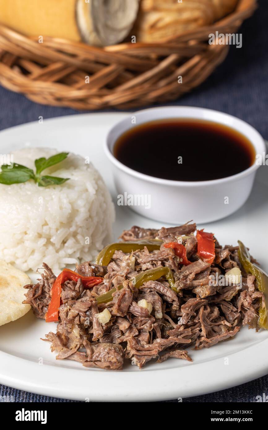 Carne grattugiata con riso e salsa, cibo tipico cubano. Foto Stock