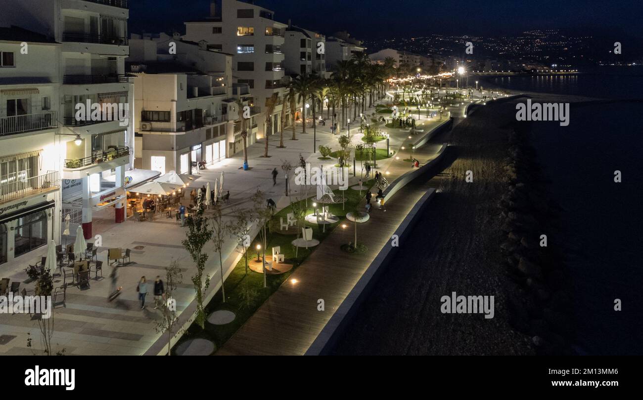 Altea, Spagna - 07 dicembre 2022: Nuovo parco di design moderno sul lungomare di Altea (Alicante, Spagna) illuminato di notte Foto Stock
