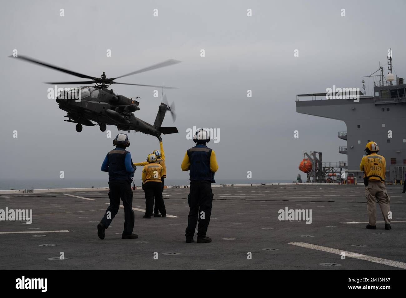 Task Force Rough Riders, Task Force Spartan, partecipano alle operazioni anfibie e alla qualificazione dell'atterraggio sul ponte sulla base marittima di spedizione USS Lewis B. Puller (ESB 3), nel Golfo Arabico, 10 novembre 2022. Sia gli UH-60 Blackhawks che gli AH-64 Apaches provano l'atterraggio su Puller per estendere il raggio d'azione. L'estrattore viene dispiegato nell'area operativa della flotta degli Stati Uniti 5th e assegnato alla Task Force 51/5th Marine Expeditionary Brigade (TF 51/5). TF 51/5 coordina, pianifica ed esegue le operazioni; conduce la cooperazione di sicurezza del teatro; e avanza i concetti navali emergenti in mare, dal mare e a terra Foto Stock