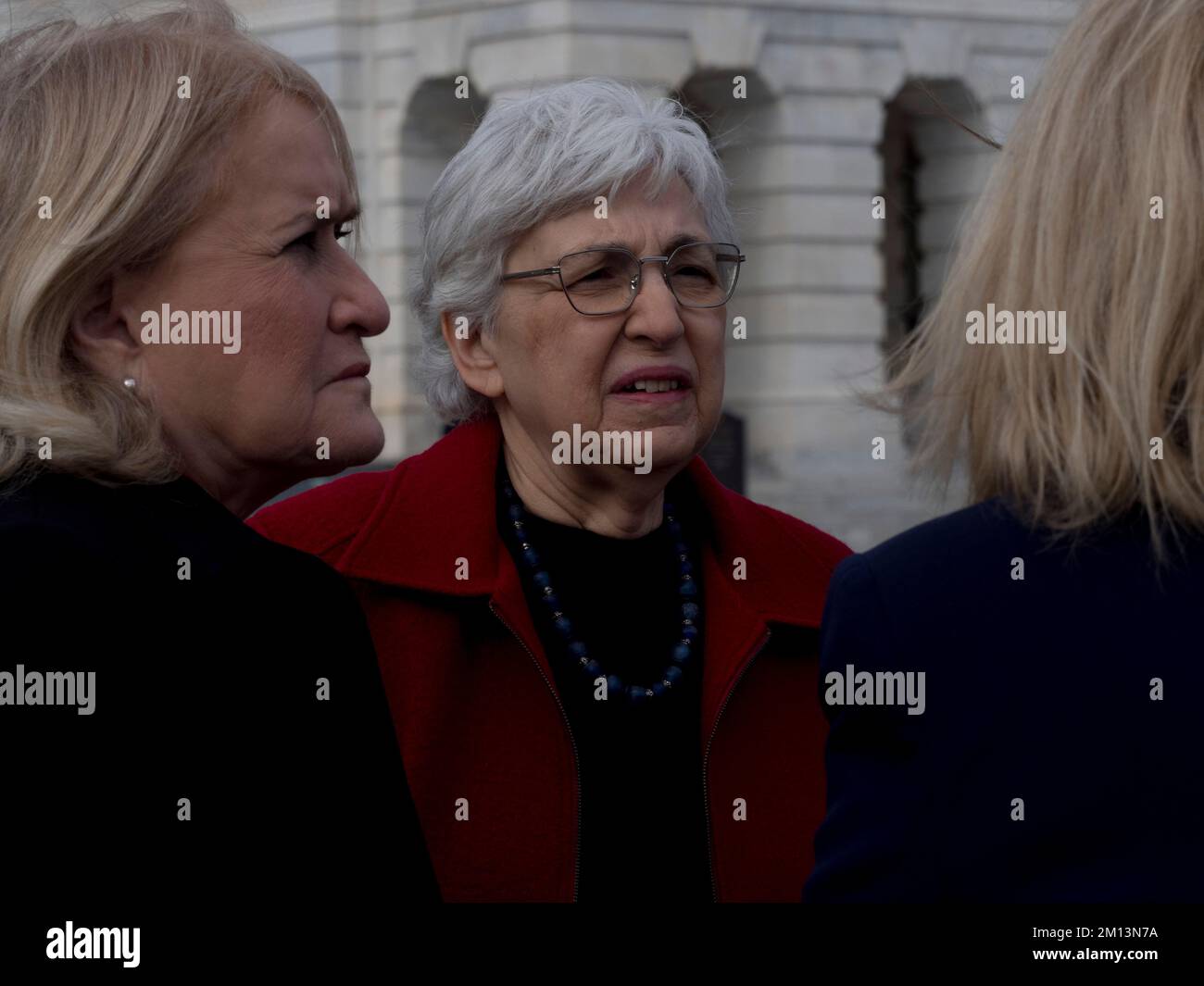 8 dicembre 2022, Washington, District of Columbia, USA: La maggioranza femminista co-fondatore ELEANOR SMEAL e il Rep. SYLVIA GARCIA (TX-NY) si riuniscono a Capitol Hill, stanno esortando il Congresso a rimuovere la scadenza superata per includere l'Equal Rights Emendment come l'emendamento del 28th agli Stati Uniti Costituzione. Il SER codifica che le donne e gli uomini hanno pari diritti in base alla legge. (Credit Image: © sue Dorfman/ZUMA Press Wire) Foto Stock