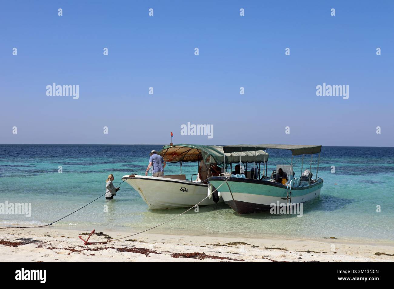 Turisti in un viaggio in barca da Massawa alle incontaminate isole Dahlak Foto Stock