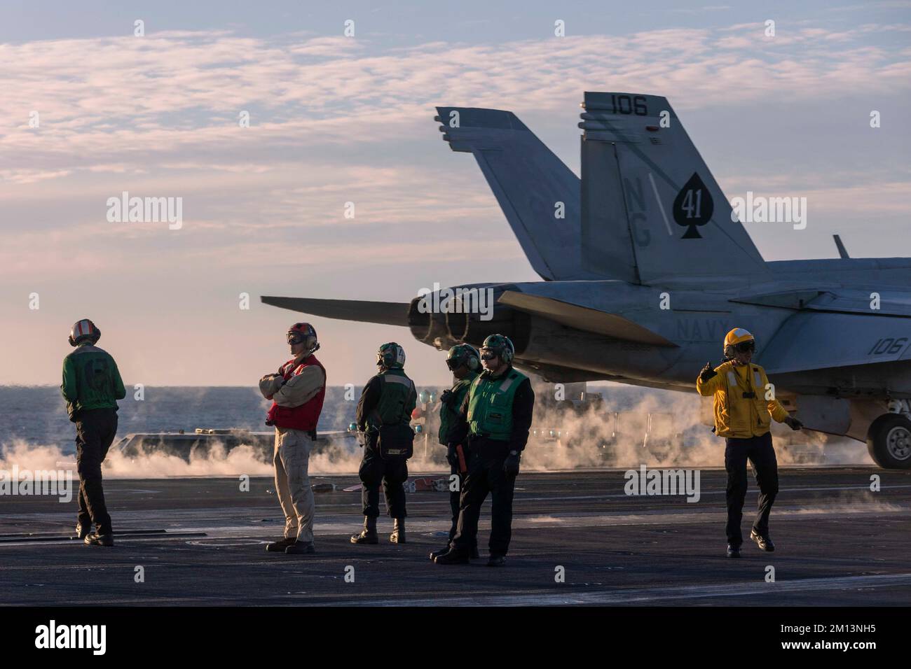 Un F/A-18F Super Hornet, assegnato al of Strike Fighter Squadron (VFA) 41, lancia dal ponte di volo della portaerei di classe Nimitz USS Abraham Lincoln (CVN 72). Abraham Lincoln sta conducendo le operazioni di routine nella flotta degli Stati Uniti 3rd. (STATI UNITI Foto Navy di Mass Communication Specialist 3rd Classe Clayton A. Wren) Foto Stock