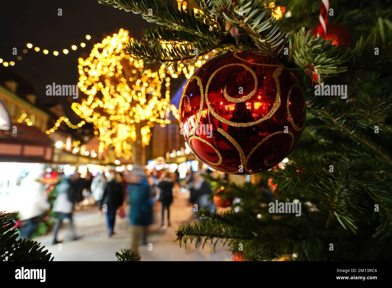 La decorazione del mercatino di Natale come simbolo delle vacanze invernali e del Capodanno. Colmar. Alsazia. Francia. Foto Stock