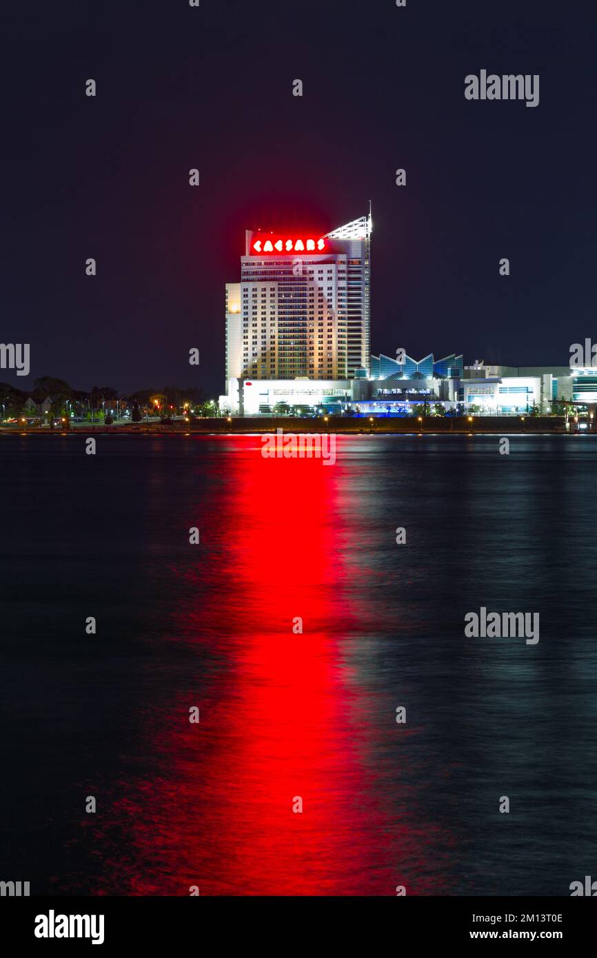 Una vista notturna del Caesar's Windsor Hotel and Casino a Windsor, Ontario, Canada, visto da Detroit attraverso il fiume Detroit nel Michigan, Stati Uniti. Foto Stock