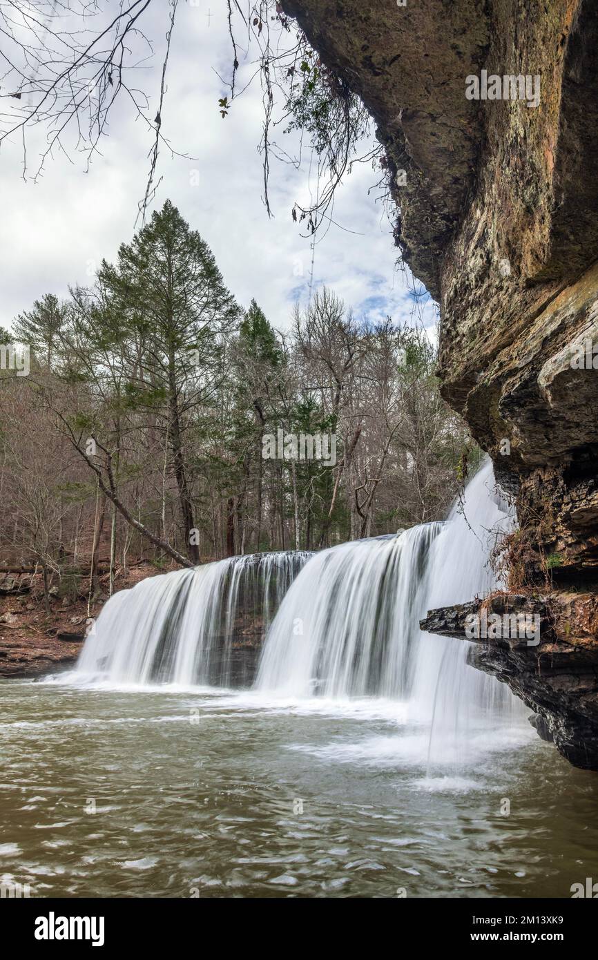 Le splendide cascate Potter's Falls nell'altopiano Cumberland del Tennessee scorrono attraverso piscine d'acqua poco profonde e sopra la scogliera per formare una splendida sinfonia d'acqua A. Foto Stock