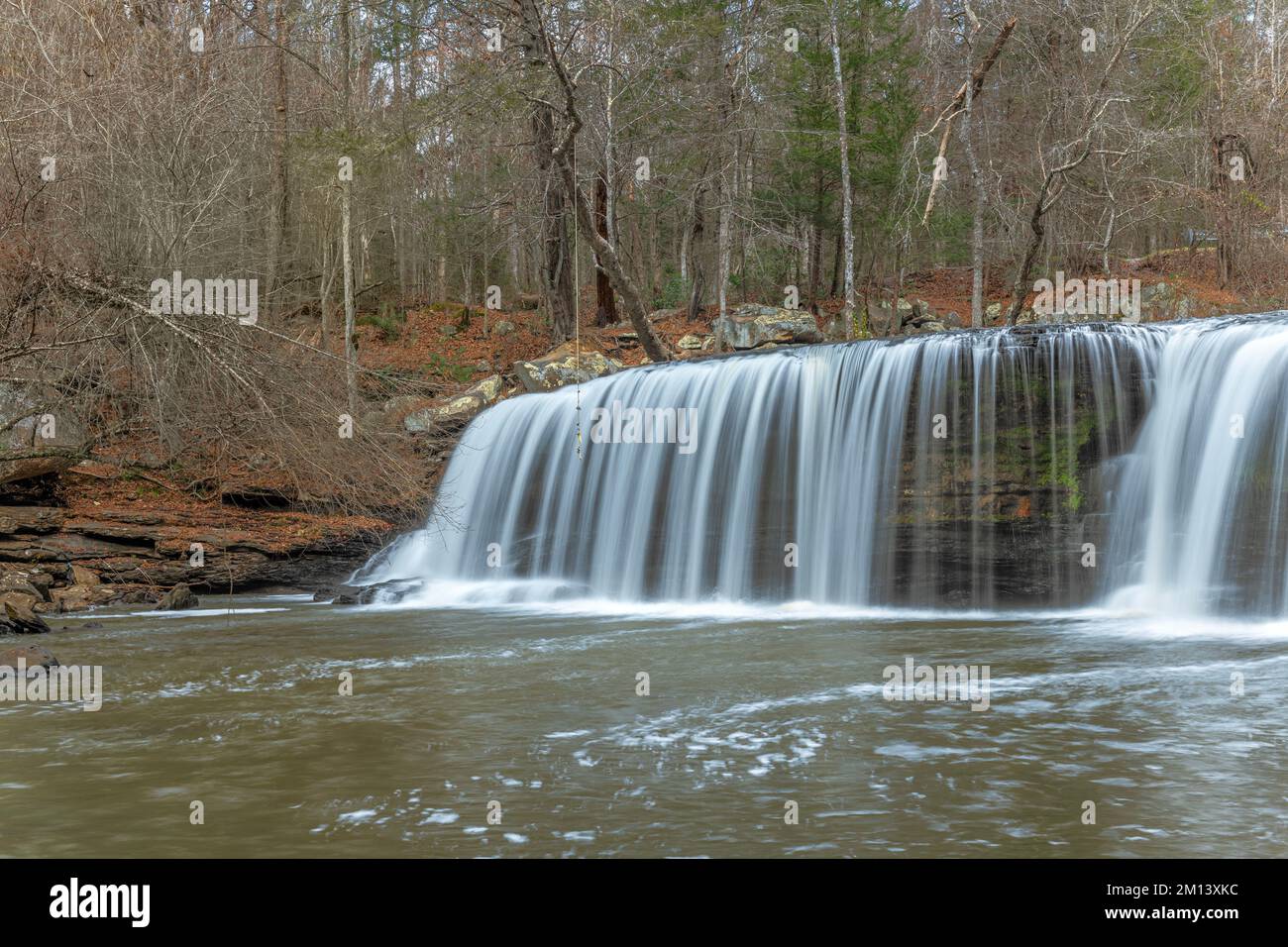 Le splendide cascate Potter's Falls nell'altopiano Cumberland del Tennessee scorrono attraverso piscine d'acqua poco profonde e sopra la scogliera per formare una splendida sinfonia d'acqua A. Foto Stock