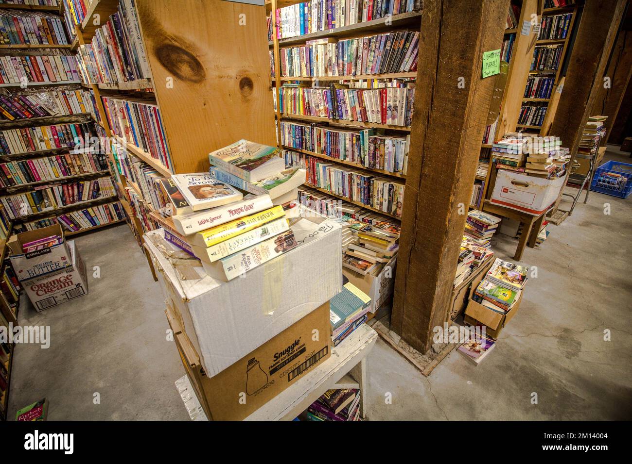 Scaffali all'interno della libreria Montana Valley Bookstore ad Alberton, Montana Foto Stock