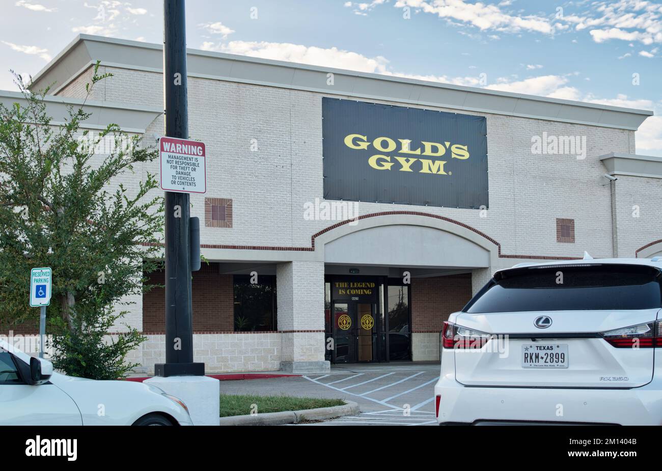 Houston, Texas USA 11-11-2022: Esterno della Gold's Gym e parcheggio a Houston, Texas. Catena americana di centri fitness co-ed fondata nel 1965. Foto Stock