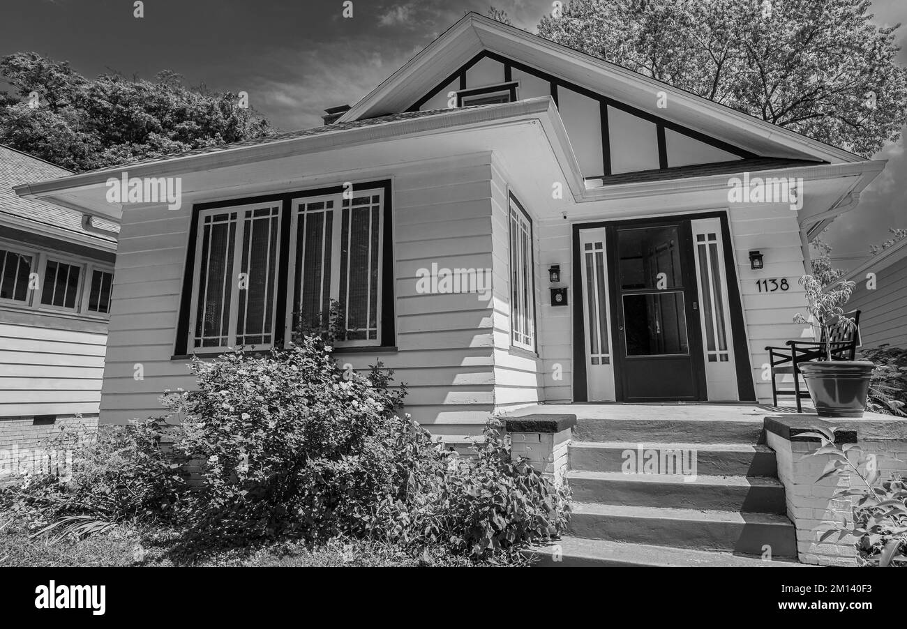 Una scala di grigi di una bella casa bianca moderna nella città di Evansville, USA Foto Stock
