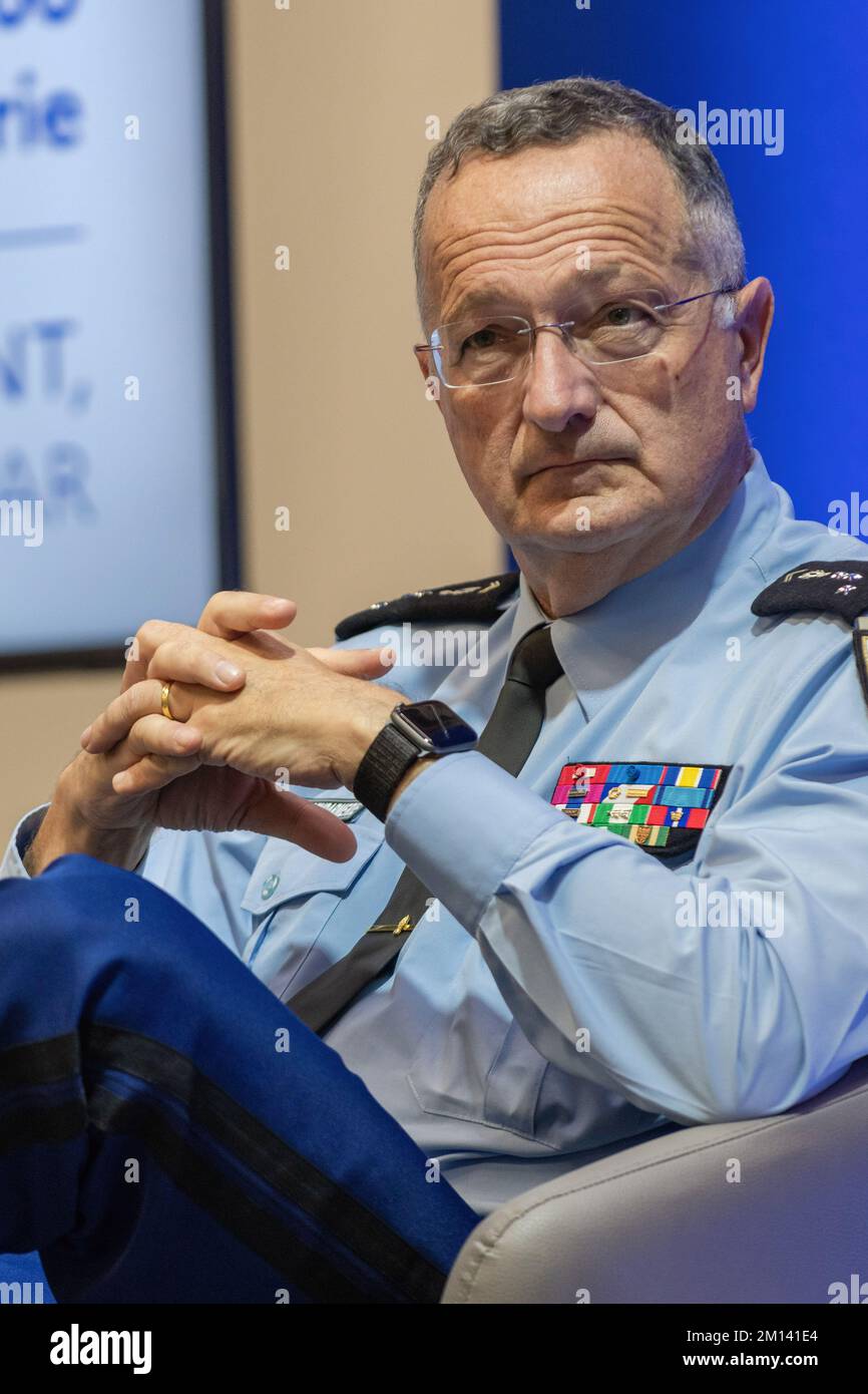 Sollies Pont, Francia. 09th Dec, 2022. Durante l'incontro si vede il generale dell'esercito Christian Rodriguez, direttore generale della Gendarmeria Nazionale. Gerald Darmanin incontra a Sollies-Pont (Var) i membri dell'associazione dei sindaci del Var e i rappresentanti eletti locali per lanciare la grande concertazione relativa alla creazione di 200 brigate di Gendarmerie Nazionale su tutto il territorio nazionale. (Foto di Laurent Coust/SOPA Images/Sipa USA) Credit: Sipa USA/Alamy Live News Foto Stock