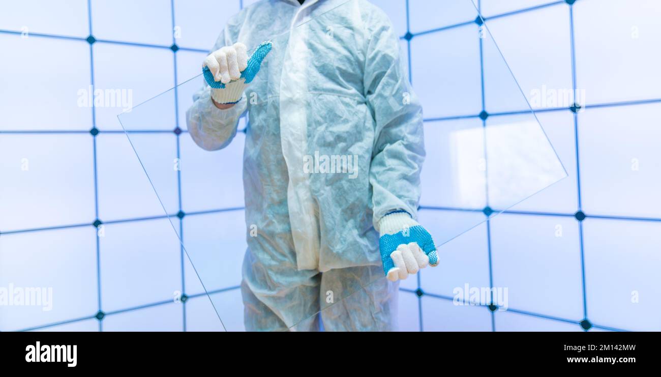 Lavoratore che tiene vetro termico Foto Stock