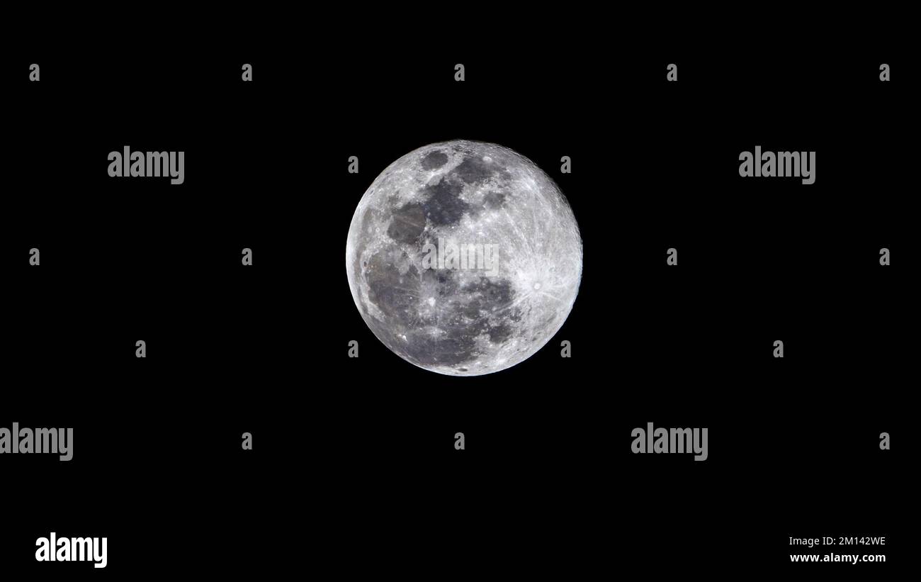 Luna piena Dicembre, Supermoon il cielo notturno scuro, nessuna nuvola Luna piena, Astronomia, pianeta Luna, Luna piena bella, Luna pura, Super luna piena con da Foto Stock