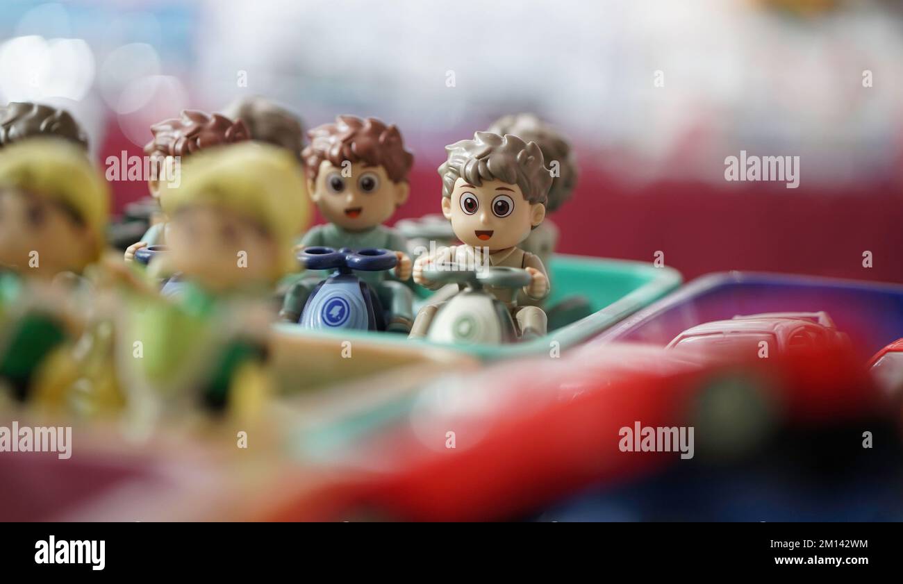 Giocattoli showpiece fatti a mano con giocattoli in alluminio per bambini che vendono in mercato, fiera, centro commerciale o negozio Foto Stock