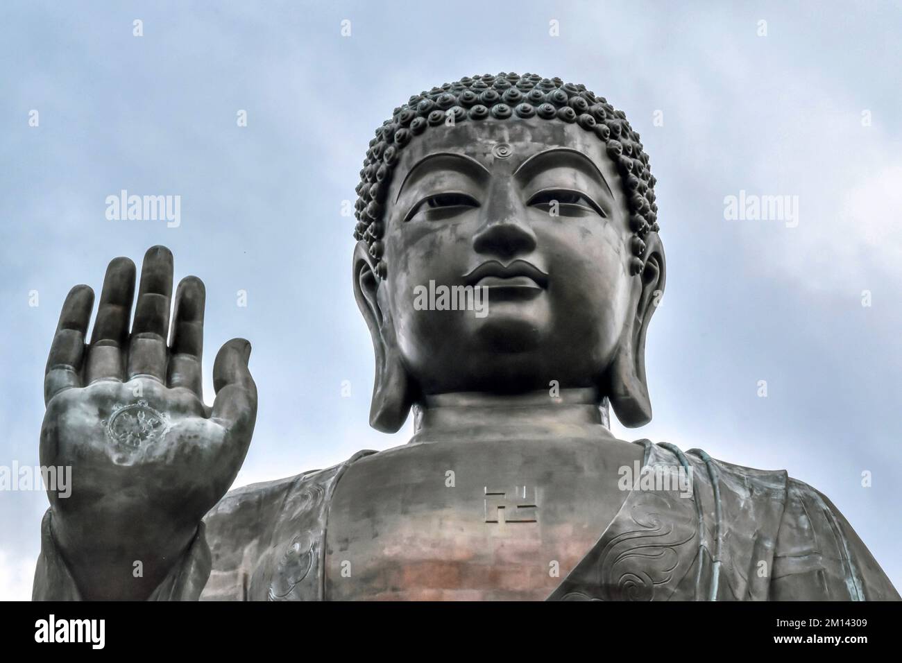 Il Tian Tan Buddha, conosciuto anche come il grande Buddha, è uno dei monumenti più famosi di Hong Kong, situato sull'isola di Lantau. Foto Stock