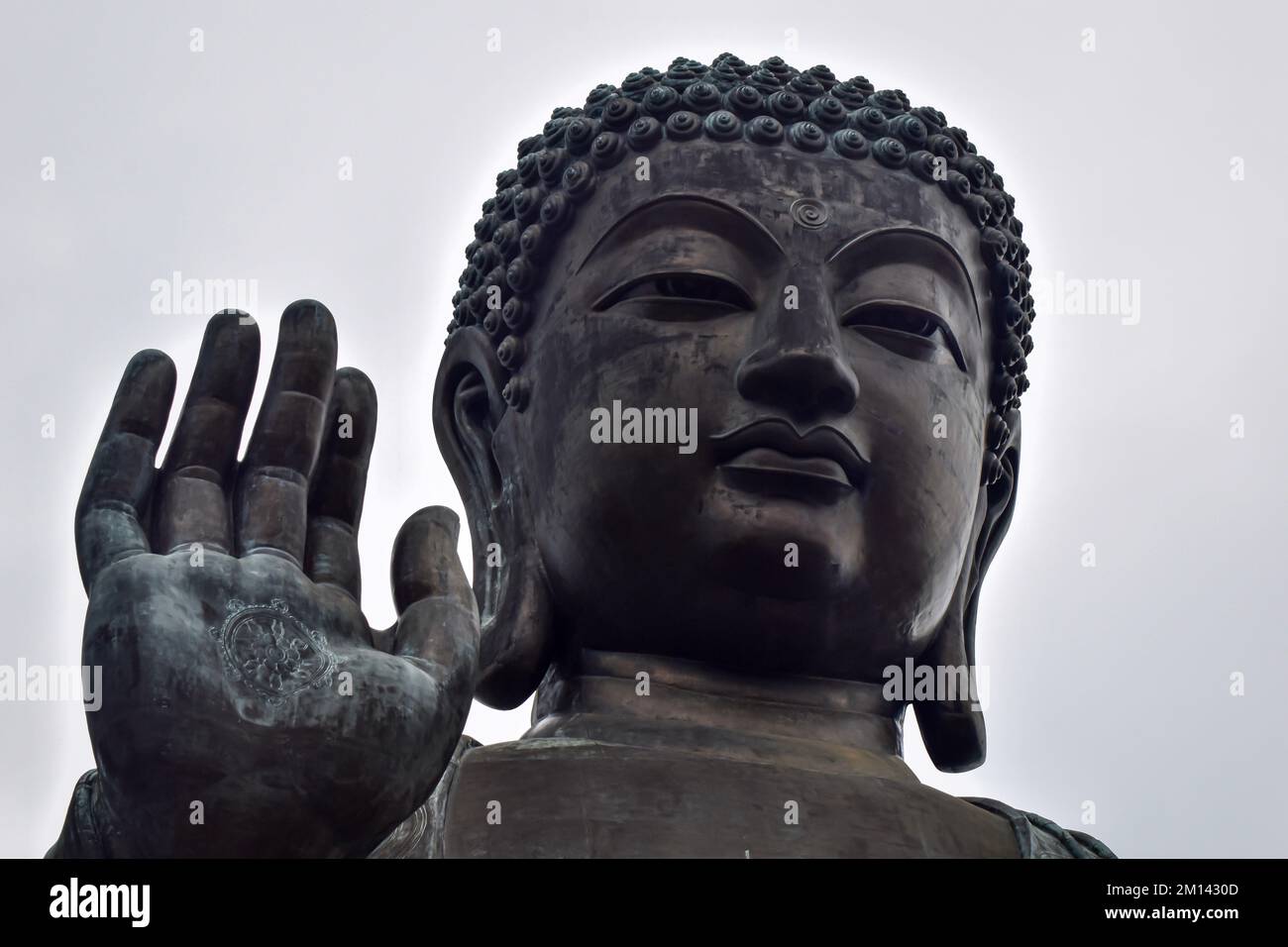 Il Tian Tan Buddha, conosciuto anche come il grande Buddha, è uno dei monumenti più famosi di Hong Kong, situato sull'isola di Lantau. Foto Stock