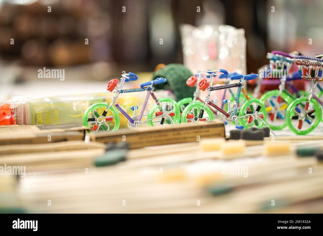 Una vetrina di giocattoli di colore verde fatta a mano con giocattoli di alluminio per bambini di colore verde che vendono in mercato, fiera, centro commerciale, o negozio Foto Stock