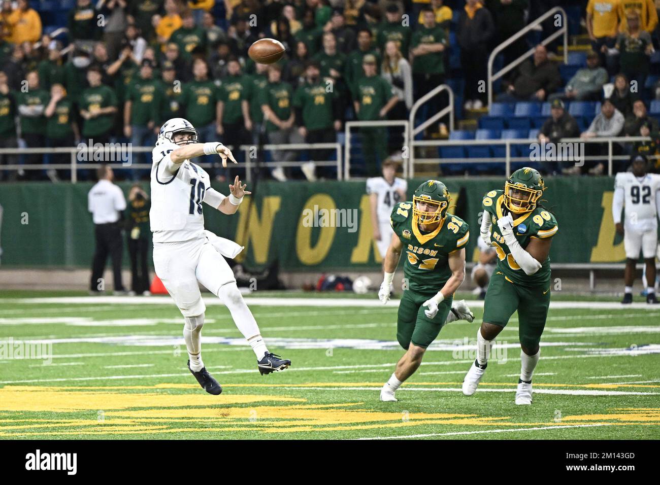 Dakota del Nord, Stati Uniti. 09th Dec, 2022. Il quartback di Samford Bulldogs Michael Hiers (10) passa la palla a un quarto di gioco NCAA FCS finale tra la Samford University Bullgodogs e il North Dakota state Bison al Fargodome di Fargo, ND Venerdì 9 dicembre 2022. NDSU ha sconfitto Samford 27-9.Russell Hons/CSM Credit: CAL Sport Media/Alamy Live News Foto Stock