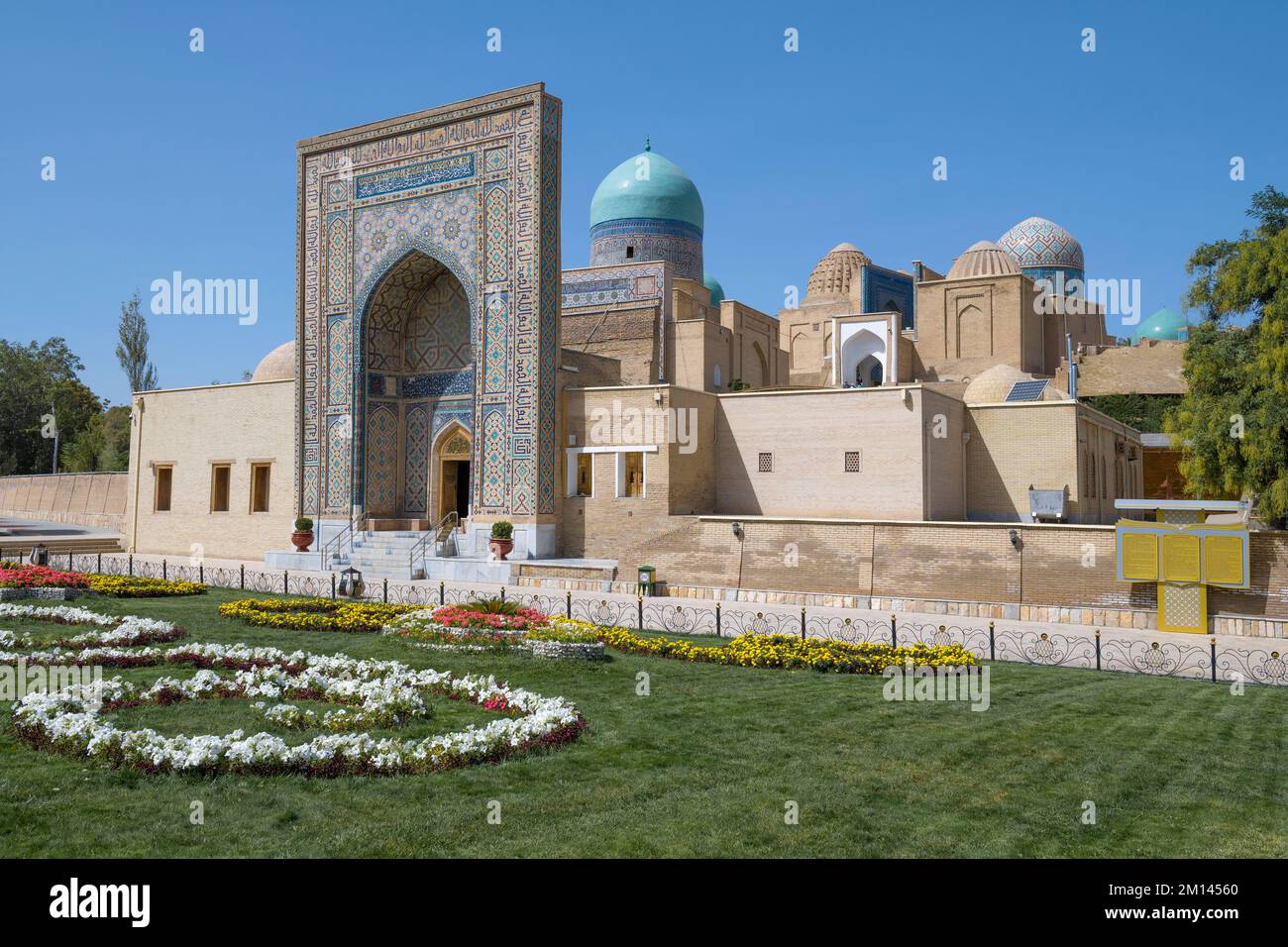 SAMARCANDA, UZBEKISTAN - 12 SETTEMBRE 2022: Vista del complesso di tombe medievali della dinastia Timuride in un giorno di sole settembre Foto Stock