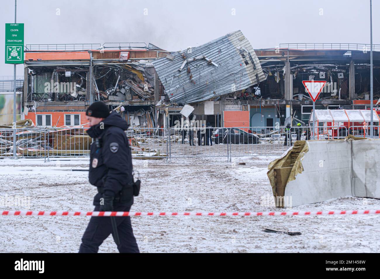 Mosca, Russia. 09th Dec, 2022. Nastri di segnalazione e un cordone intorno all'ipermercato OBI bruciato. Le conseguenze di un grande incendio nel negozio OBI nel centro commerciale Mega Khimki. Le fiamme distrussero completamente l'edificio e le merci in esso contenute. (Foto di Alexander Sayganov/SOPA Images/Sipa USA) Credit: Sipa USA/Alamy Live News Foto Stock