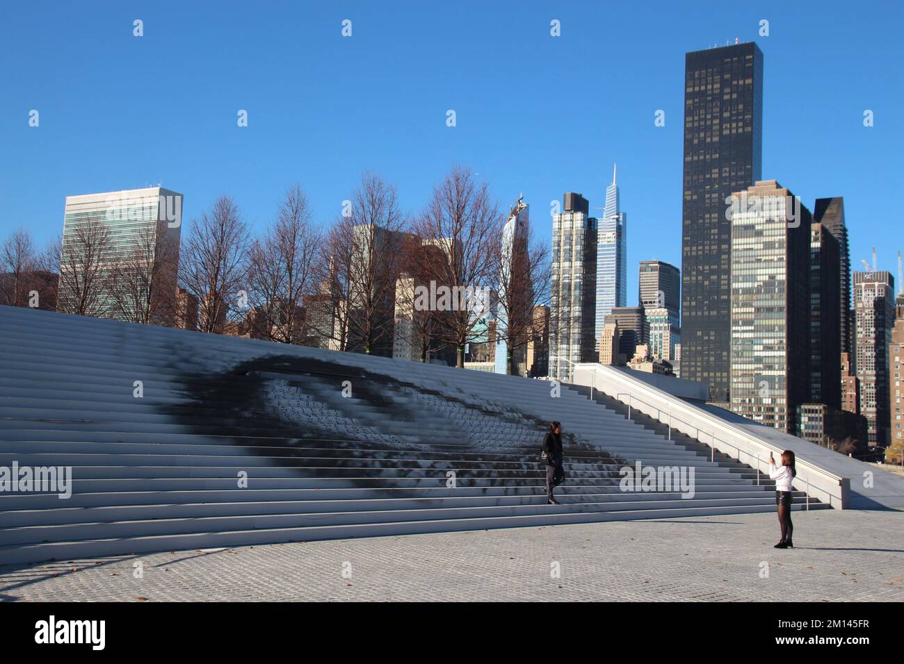 New York, Stati Uniti. 09th Dec, 2022. "Offed Eye" dell'artista Shirin Neshat, con la sede delle Nazioni Unite sullo sfondo. (To dpa 'Eye on un: Art for Iran protesta a New York') Credit: Christina Horsten/dpa/Alamy Live News Foto Stock
