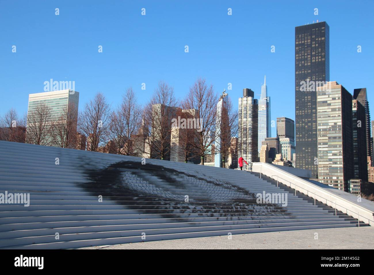 New York, Stati Uniti. 09th Dec, 2022. "Offed Eye" dell'artista Shirin Neshat, con la sede delle Nazioni Unite sullo sfondo. (To dpa 'Eye on un: Art for Iran protesta a New York') Credit: Christina Horsten/dpa/Alamy Live News Foto Stock