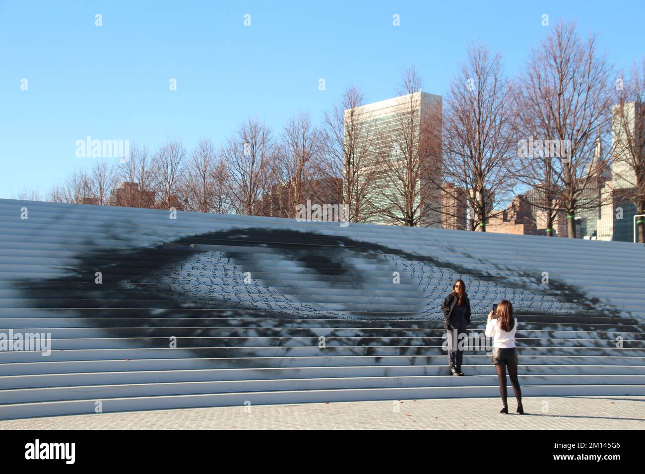 New York, Stati Uniti. 09th Dec, 2022. "Offed Eye" dell'artista Shirin Neshat, con la sede delle Nazioni Unite sullo sfondo. (To dpa 'Eye on un: Art for Iran protesta a New York') Credit: Christina Horsten/dpa/Alamy Live News Foto Stock