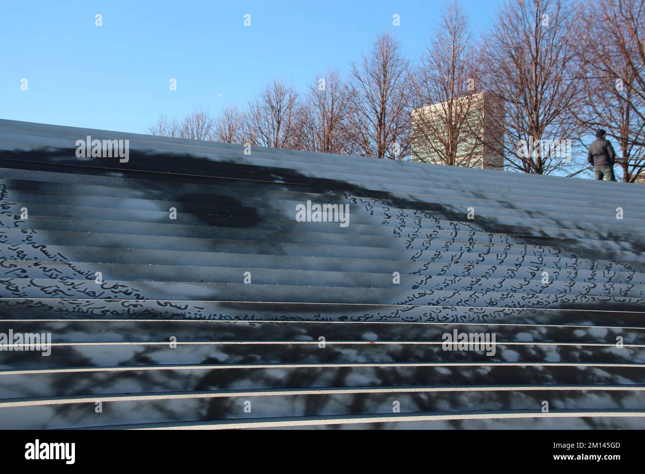 New York, Stati Uniti. 09th Dec, 2022. "Offed Eye" dell'artista Shirin Neshat, con la sede delle Nazioni Unite sullo sfondo. (To dpa 'Eye on un: Art for Iran protesta a New York') Credit: Christina Horsten/dpa/Alamy Live News Foto Stock