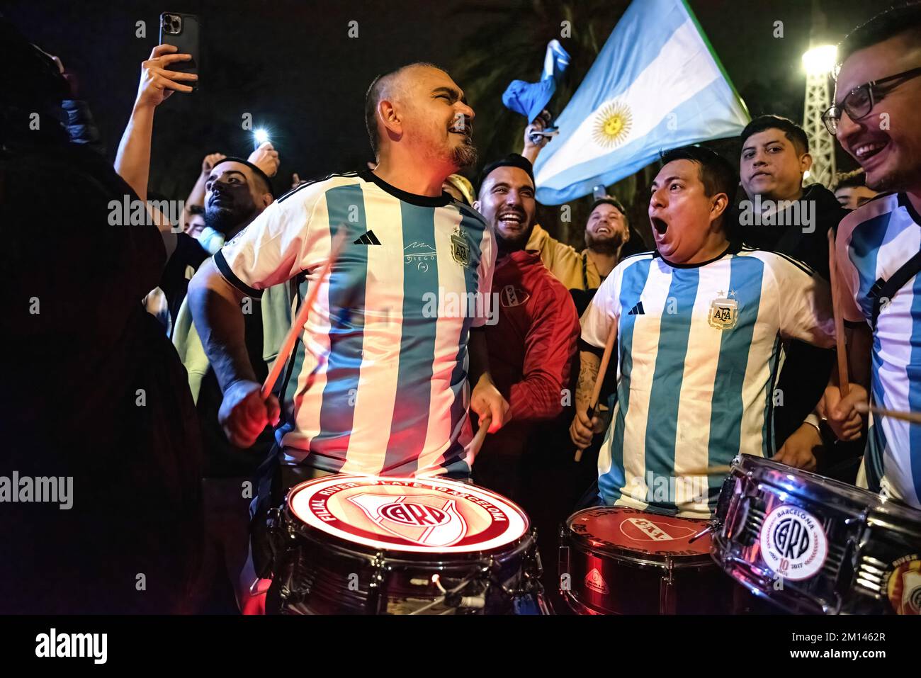 Barcellona, Spagna. 10th Dec, 2022. Due argentini grida euforicamente mentre battono la batteria, mentre il fianco di Scaloni raggiunge le semifinali del Qatar circa 500 argentini celebrano la vittoria all'Arco di Trionfo di Barcellona dopo aver battuto i Paesi Bassi con le sanzioni. (Foto di Ximena Borrazas/SOPA Images/Sipa USA) Credit: Sipa USA/Alamy Live News Foto Stock