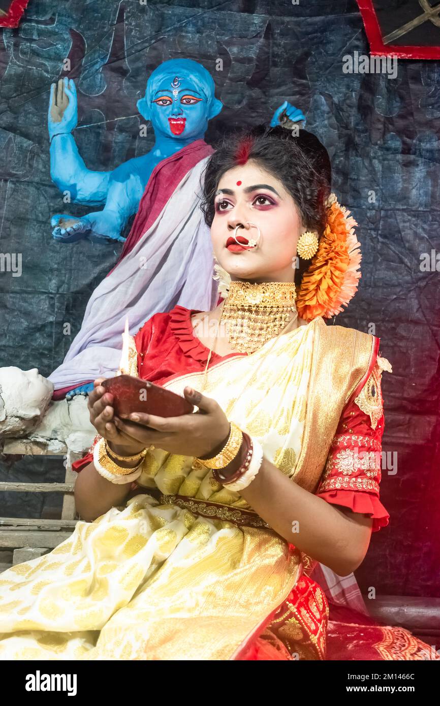kali Puja Look Photo-shoot basato su Festival con aspetto etnico. Come Un volto indù sposato woman.front di un idolo, felice Navratri, cultura indiana. Foto Stock