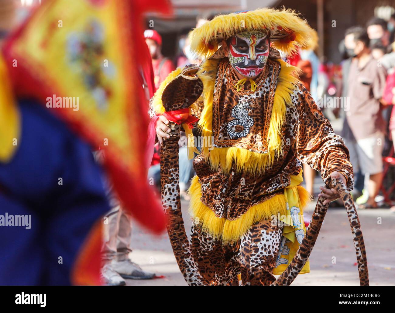 Bangkok, Thailandia. 10th Dec, 2022. Spettacoli con abiti e volto dipinto nel 108 la grande danza del guerriero della montagna Liang Shan si esibirà durante il festival Chao Por-Goddess nel quartiere di Chum Sang, nella provincia di Nakhon Sawan, a nord di Bangkok. La grande danza del Monte Liang Shan, nel distretto di Chum Sang, nella provincia di Nakhon Sawan, o quello che il locale chiamava spettacolo “Eng Kor” è una danza tradizionale cinese che combina musica, danza e arti marziali eseguita da 108 ballerini che dipingevano i loro volti in diversi personaggi basati sulla storia del gregge cinese. Il famoso festival annuale è stato fondato per la prima volta in Foto Stock