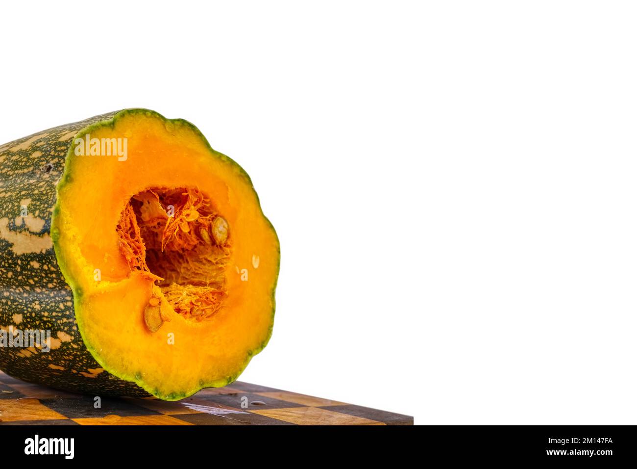 zucca grande tagliata a metà su sfondo bianco Foto Stock