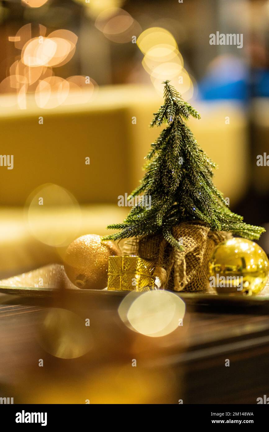 Decorazione d'oro di natale su un tavolo Foto Stock