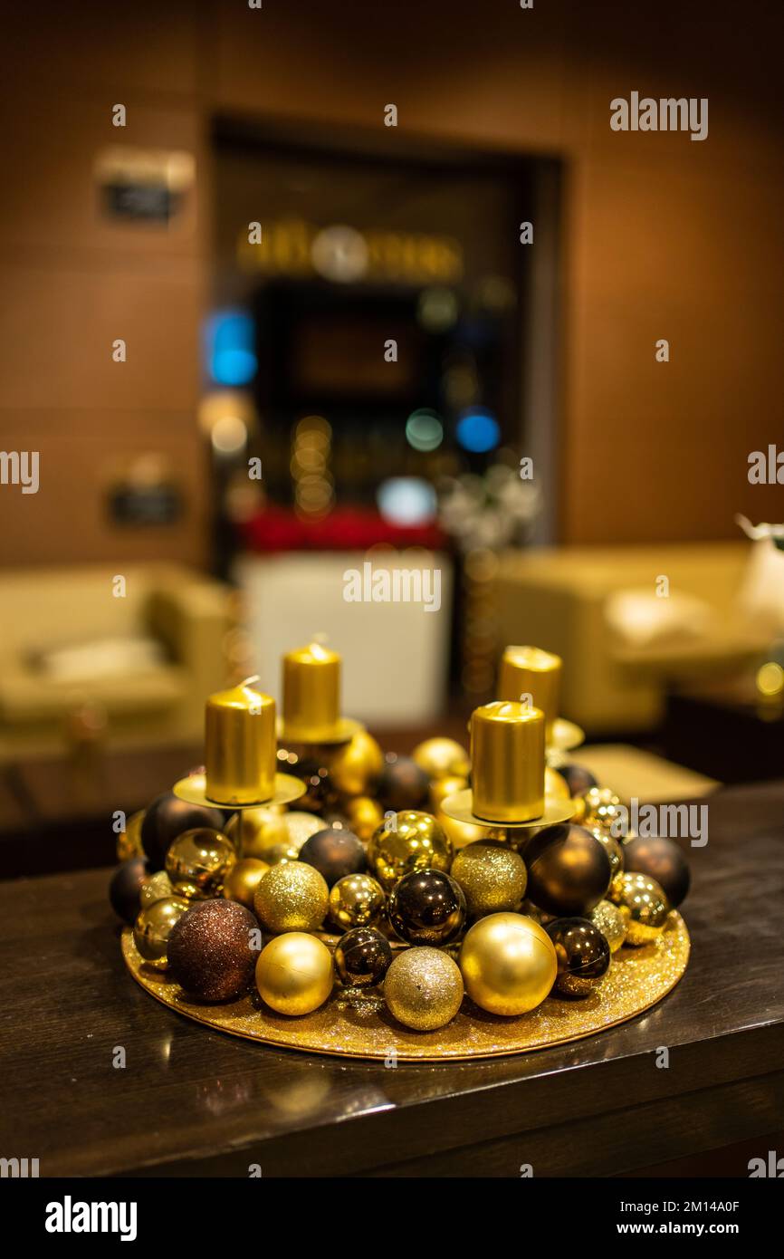 Corona d'Avvento oro decorazione di natale su un tavolo Foto Stock