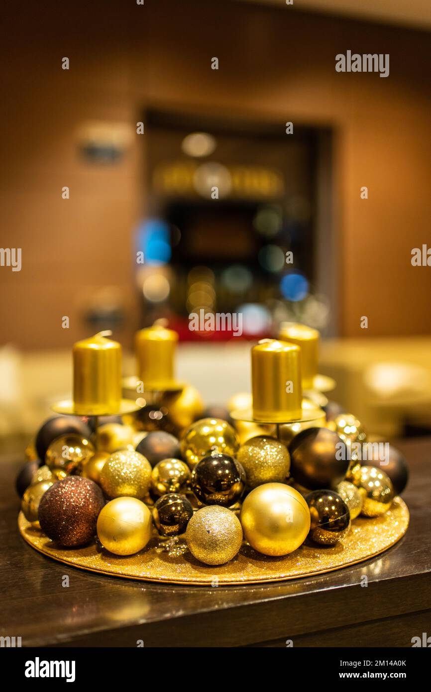 Corona d'Avvento oro decorazione di natale su un tavolo Foto Stock