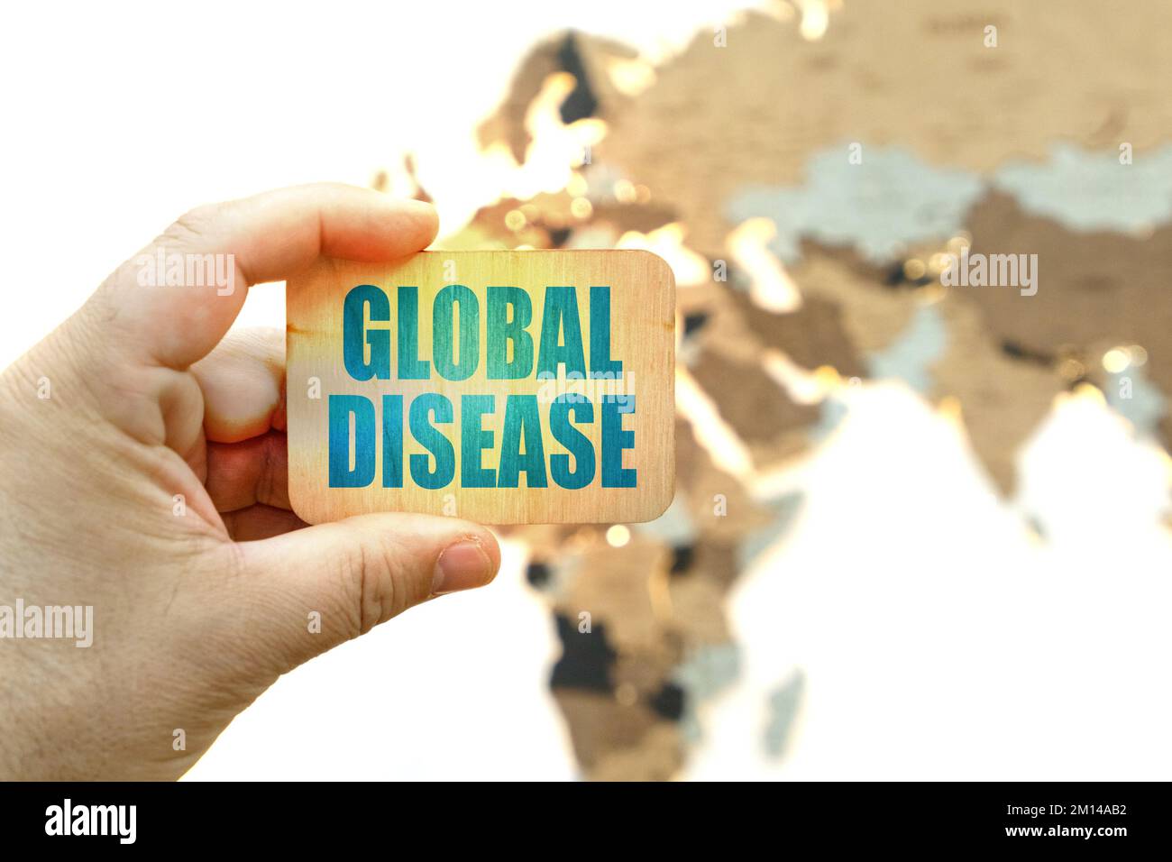Medicina e concetto di salute. Sullo sfondo della mappa del mondo, un uomo tiene un segno con l'iscrizione - malattie globali Foto Stock