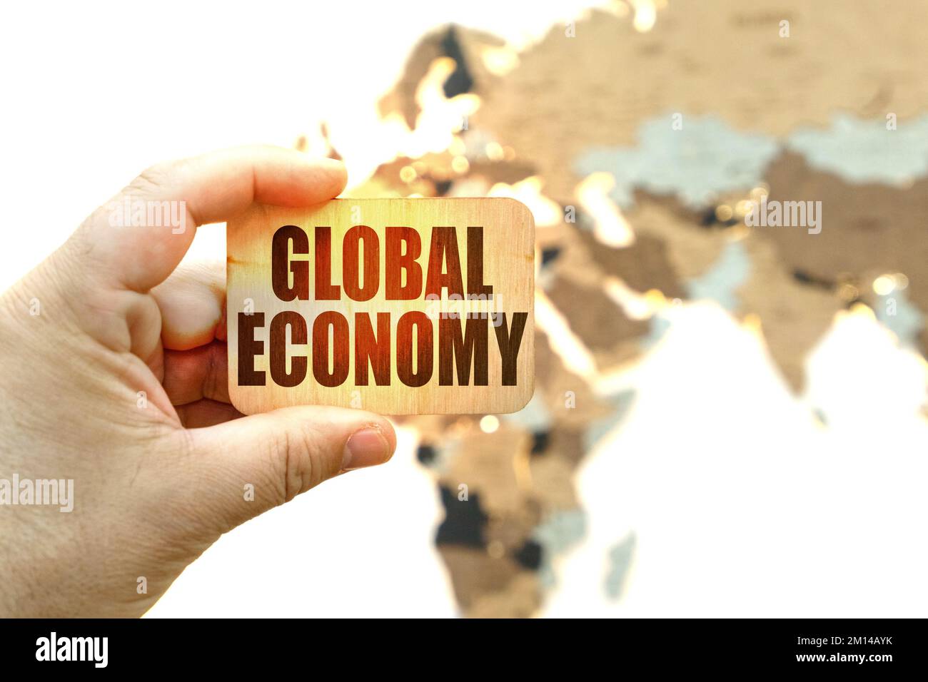 Concetto aziendale. Sullo sfondo della mappa del mondo, un uomo ha un segno con l'iscrizione "Global economy" Foto Stock