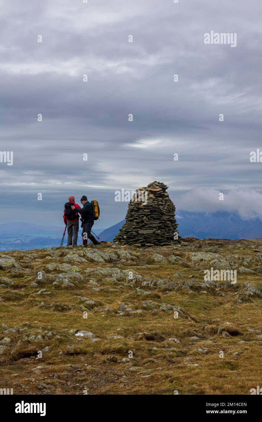 Due escursionisti alla cima del Cairn di High Spy, un Wainwright, nel Distretto Inglese del Lago Foto Stock