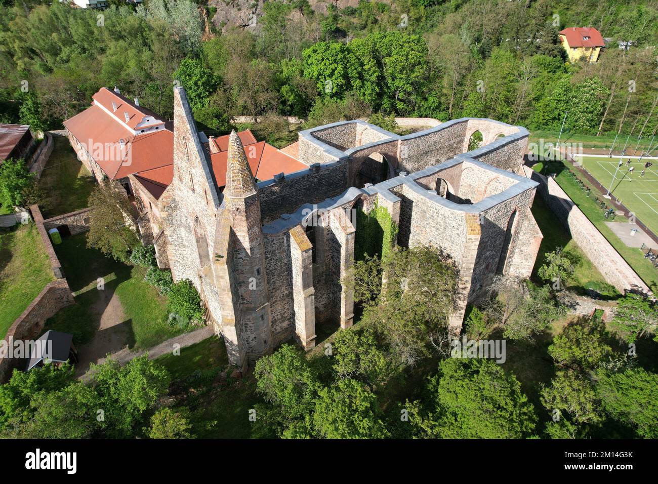Un'immagine aerea delle rovine dell'antico monastero cattolico di Rosa Coeli, Repubblica Ceca Foto Stock