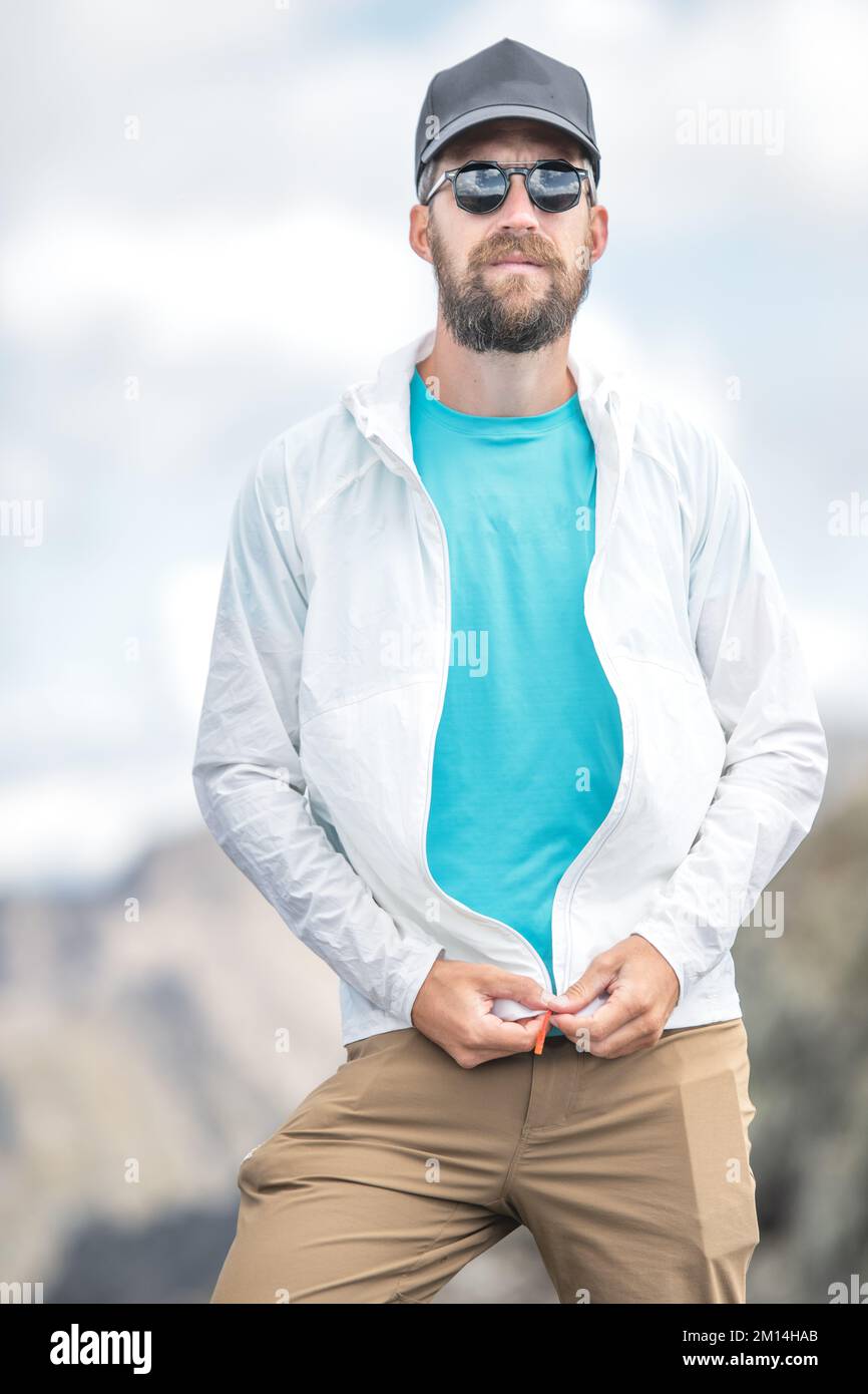 Ritratto dell'uomo con occhiali sportivi e con barba in natura Foto Stock