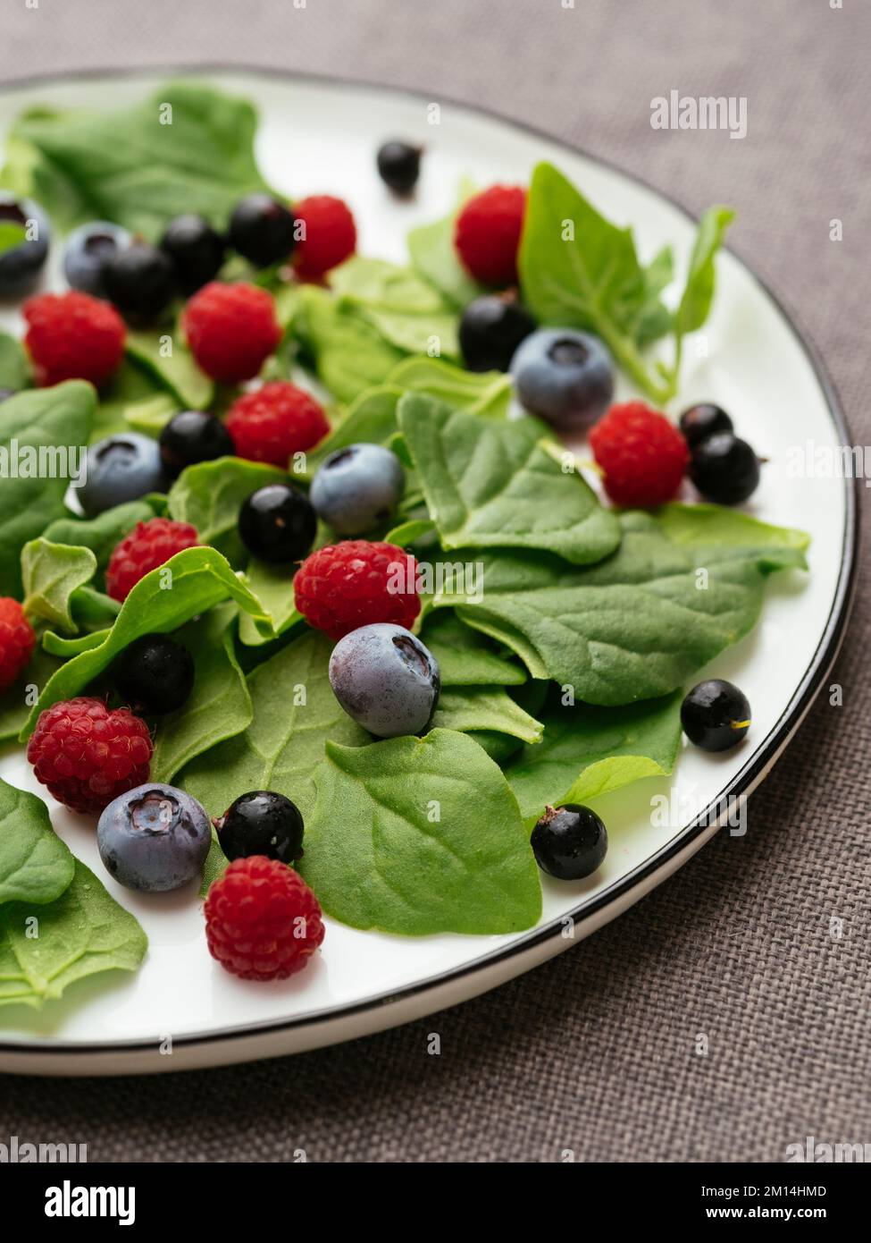 Insalata sana con spinaci freschi della Nuova Zelanda, mirtilli, lamponi e ribes nero Foto Stock