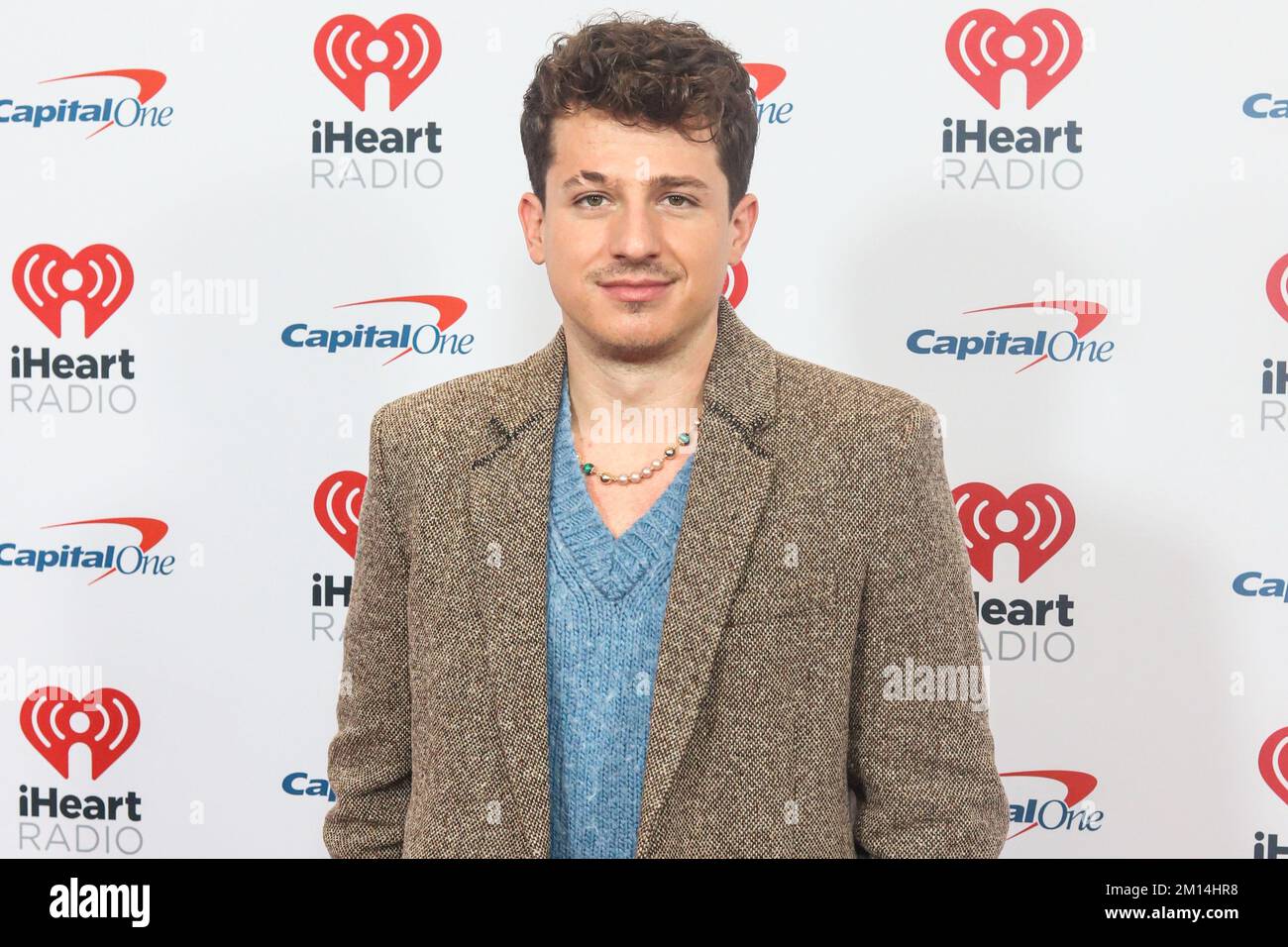 New York City, Stati Uniti. 09th Dec, 2022. MANHATTAN, NEW YORK CITY, NEW YORK, USA - 09 DICEMBRE: La cantante e cantautrice americana Charlie PUTH arriva al 2022 iHeartRadio Z100 New York Jingle Ball che si tiene a Madison Square Garden il 9 dicembre 2022 a Manhattan, New York City, New York, USA. (Foto di Jordan Hinton/Image Press Agency) Credit: Image Press Agency/Alamy Live News Foto Stock