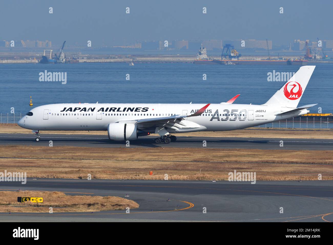 Tokyo, Giappone - 12 gennaio 2020: Aereo passeggeri Japan Airlines (JAL) Airbus A350-900 (JA02XJ). Foto Stock