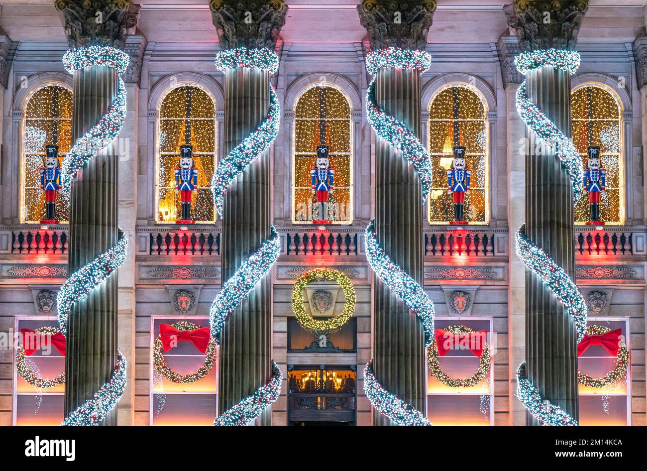 Decorazioni natalizie al di fuori del Duomo in George Street, Edimburgo. Data immagine: Venerdì 9 dicembre 2022. Foto Stock