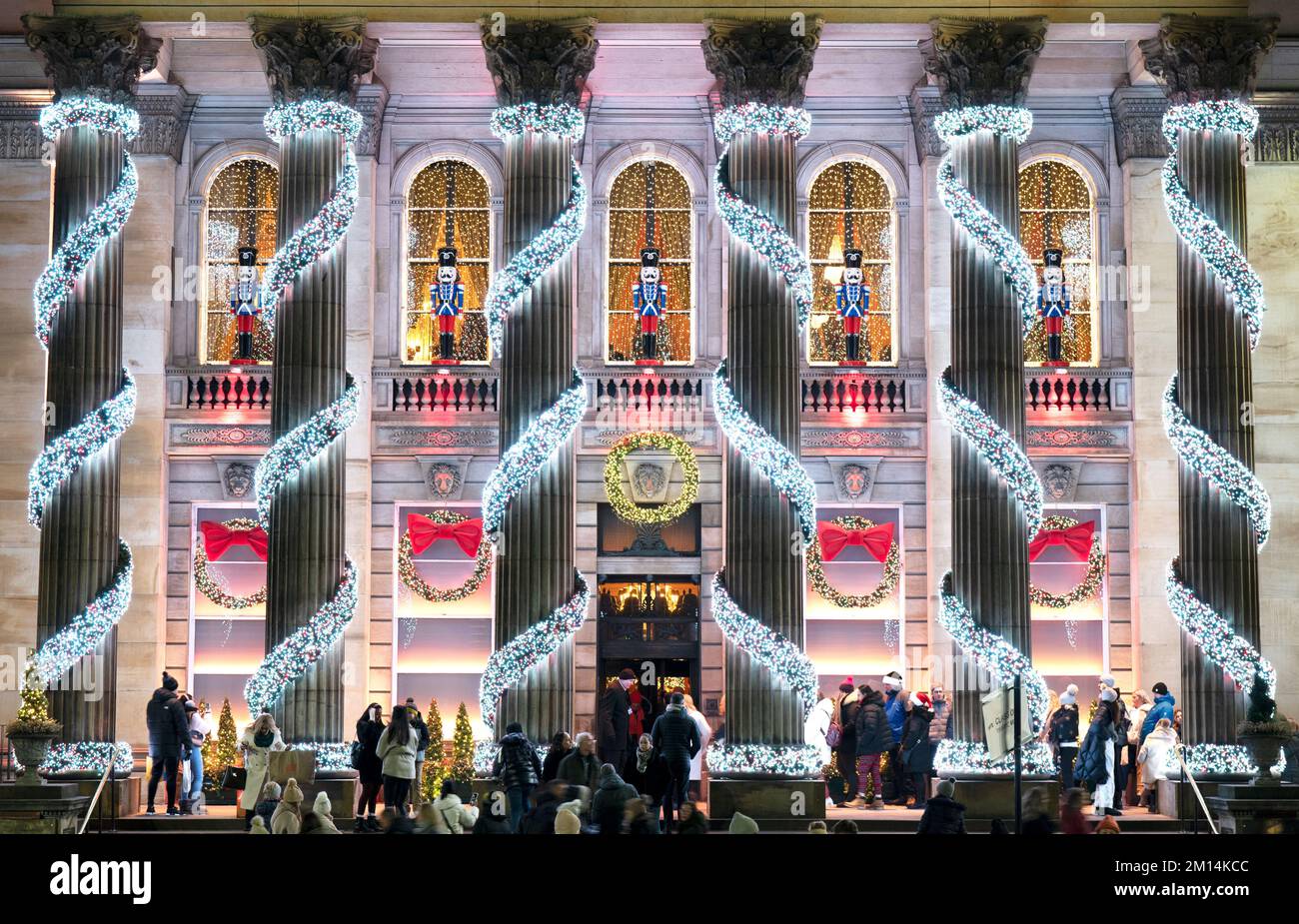 Decorazioni natalizie al di fuori del Duomo in George Street, Edimburgo. Data immagine: Venerdì 9 dicembre 2022. Foto Stock