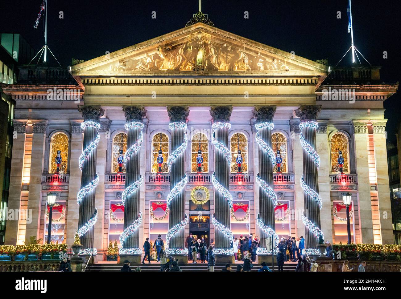 Decorazioni natalizie al di fuori del Duomo in George Street, Edimburgo. Data immagine: Venerdì 9 dicembre 2022. Foto Stock