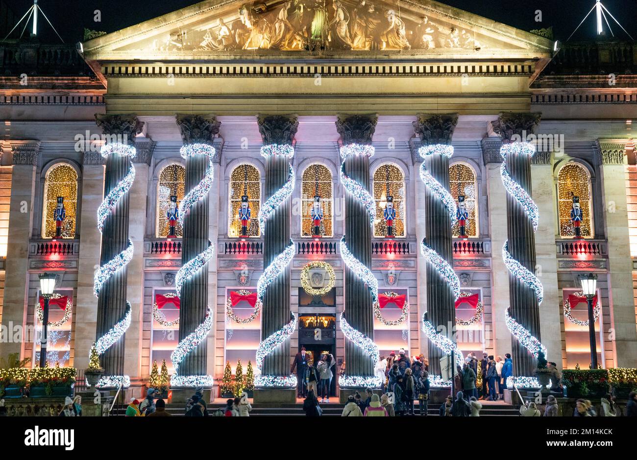 Decorazioni natalizie al di fuori del Duomo in George Street, Edimburgo. Data immagine: Venerdì 9 dicembre 2022. Foto Stock