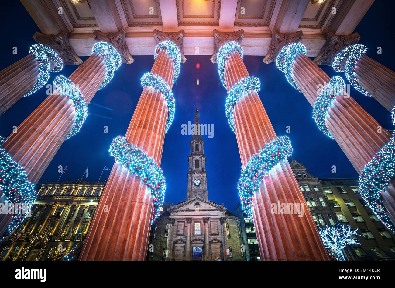 Decorazioni natalizie al di fuori del Duomo in George Street, Edimburgo. Data immagine: Venerdì 9 dicembre 2022. Foto Stock