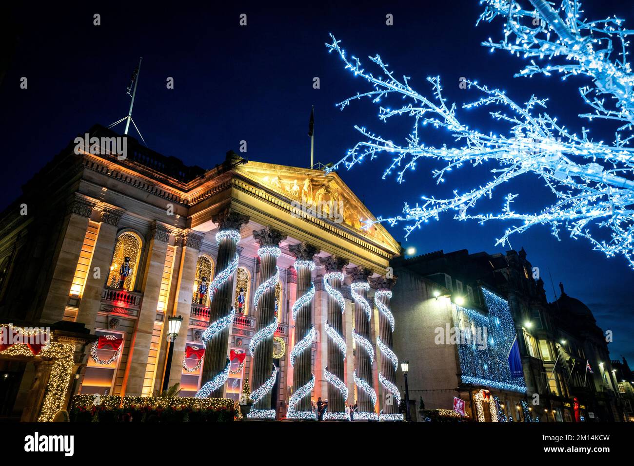 Decorazioni natalizie al di fuori del Duomo in George Street, Edimburgo. Data immagine: Venerdì 9 dicembre 2022. Foto Stock