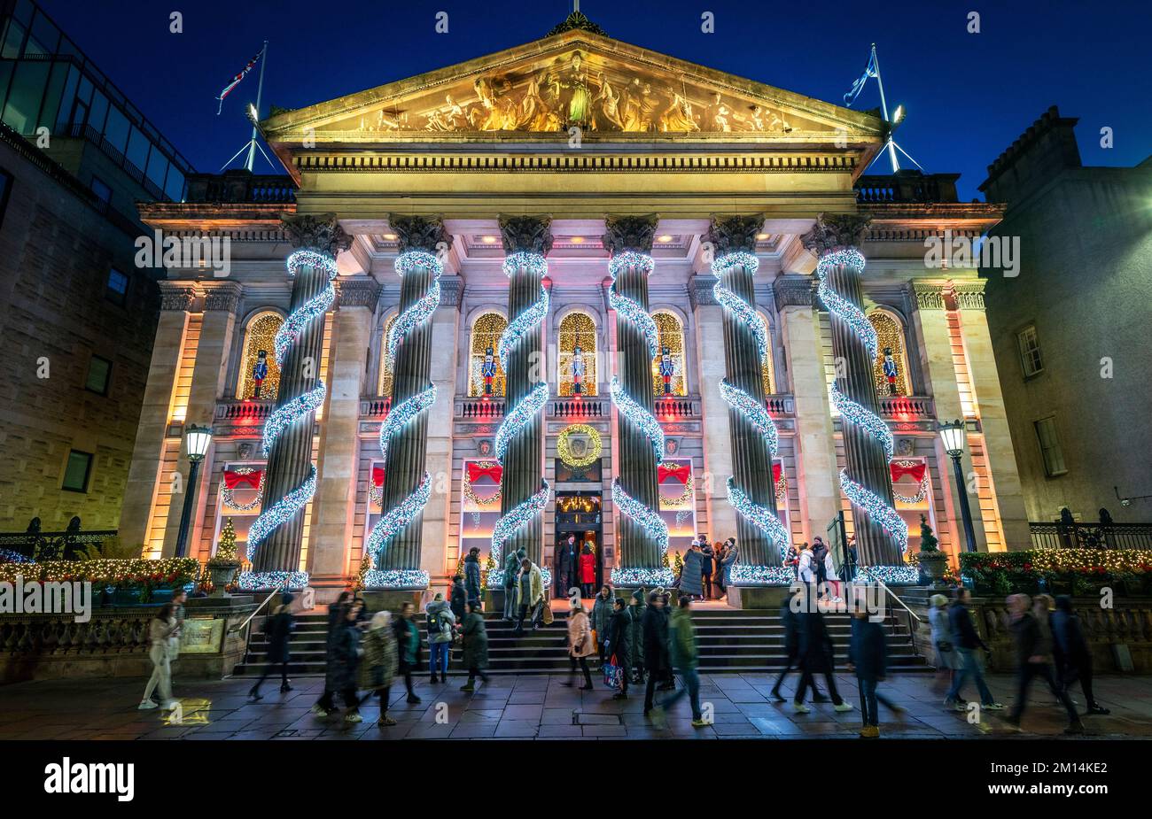 Decorazioni natalizie al di fuori del Duomo in George Street, Edimburgo. Data immagine: Venerdì 9 dicembre 2022. Foto Stock