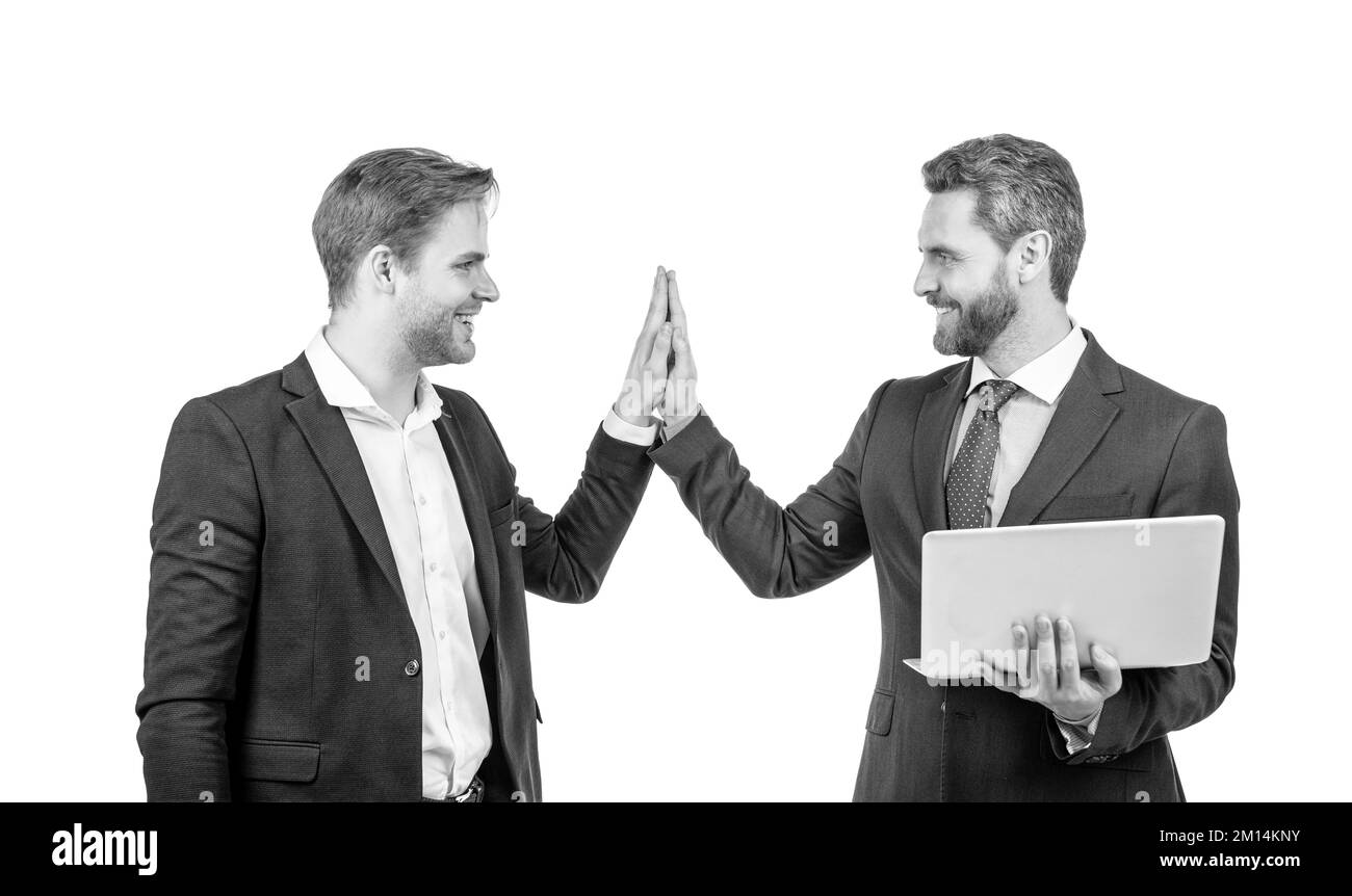 due uomini d'affari che danno cinque dopo il successo affare tenere laptop, partnership Foto Stock